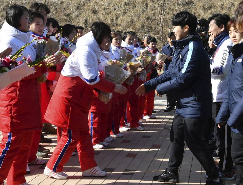  Pyongyang - che ha boicottato i Giochi Estivi del 1988 a Seul - avr altri 10 atleti che prenderanno parte ai Giochi Invernali: tre nello sci di fondo, tre nello sci alpino, due pattinatori di velocit e due nel pattinaggio di figura: la coppia Ryom Tae-Ok e Kim Ju-Sik, unica ad aver soddisfatto gli standard di qualificazione delle Olimpiadi Invernali. 